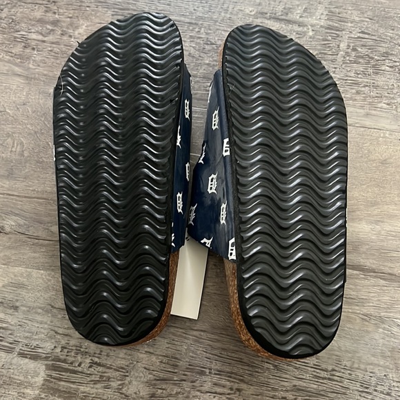 NWT Detroit Tigers FOCO Women's Mini Print Double-Buckle Sandals size S - Picture 3 of 4